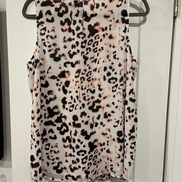 Vince Camuto leopard print sleeveless top - Picture 2 of 6